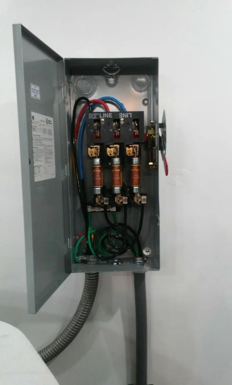 Three-phase disconnect switch installed for Smoke Detector Installation in Lely